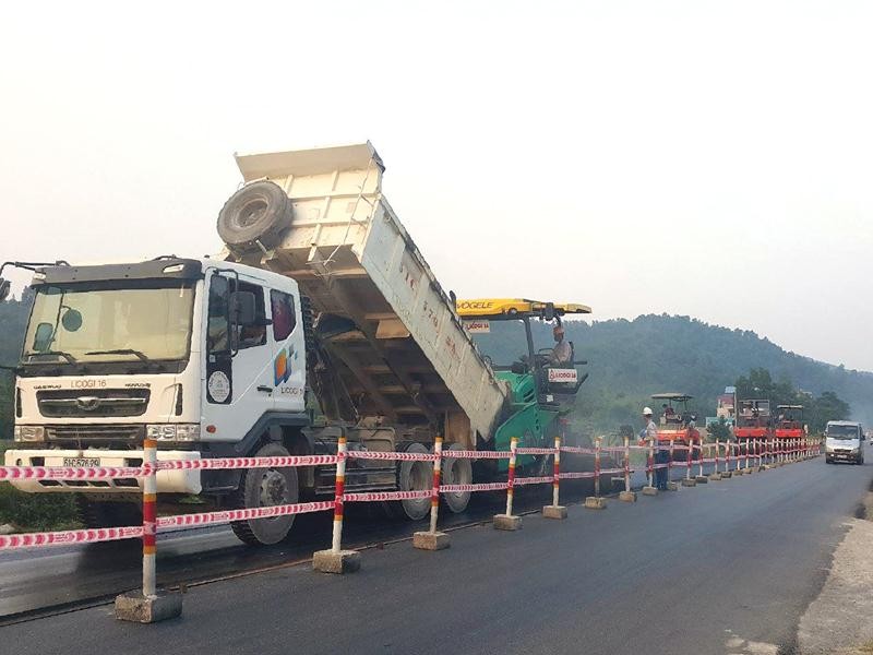 Đơn vị thi công đang hoàn thiện những hạng mục cuối cùng trên tuyến cao tốc Bắc Giang - Lạng Sơn.