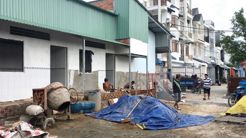 Trong khi quận 12 và huyện Hóc Môn đang chật vật giải quyết hậu quả "nhà 3 chung", thì ở quận 9 cũng đang rộ lên xu hướng xây nhà này. Ảnh: Trọng Tín