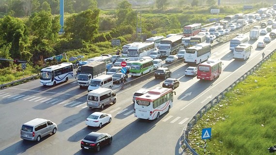 Do không thu phí đường bộ từ 1/1/2019 nên lưu lượng xe ô tô tăng vọt trên tuyến cao tốc Tp.HCM - Trung Lương.