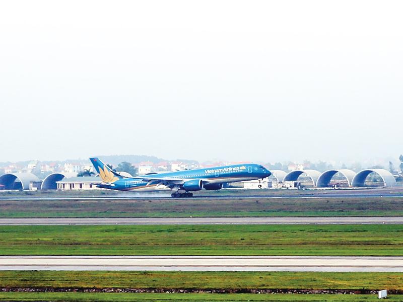 Theo tính toán sơ bộ, việc cải tạo, nâng cấp đường cất hạ cánh và đường lăn tại sân bay Nội Bài, vốn đang nằm trong nguy cơ mất an toàn, cần khoảng 2.300 tỷ đồng. Ảnh: Đức Thanh