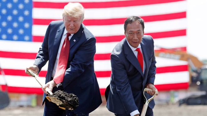 Tỷ phú Terry Gou (trái) từng được giới truyền thông mô tả là "Donald Trump của Đài Loan". Ảnh: Nikkei.