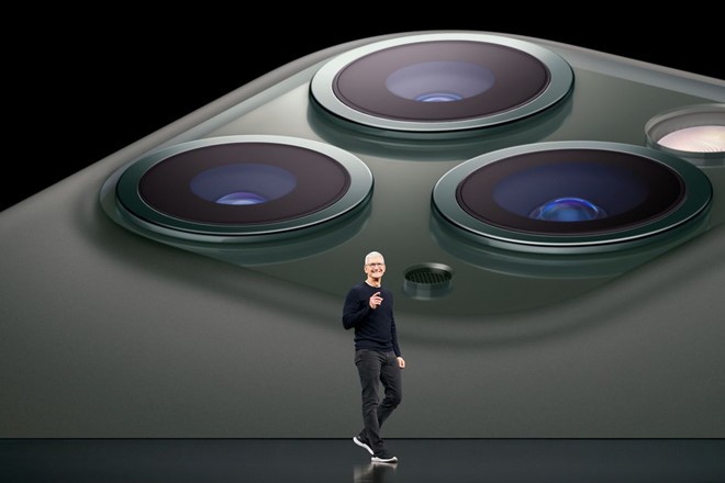 CEO Tim Cook trên sân khấu giới thiệu các mẫu iPhone mới của Apple. Ảnh: Apple. 