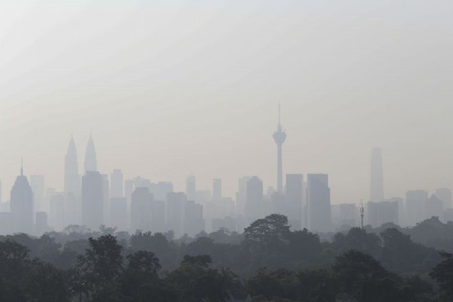 Khói bụi từ các vụ cháy rừng ở Indonesia bao trùm thủ đô Kuala Lumpur, Malaysia. Ảnh: Straitstimes