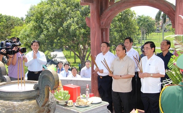 Thủ tướng Nguyễn Xuân Phúc dâng hương tưởng niệm các anh hùng liệt sĩ tại Quảng Trị.