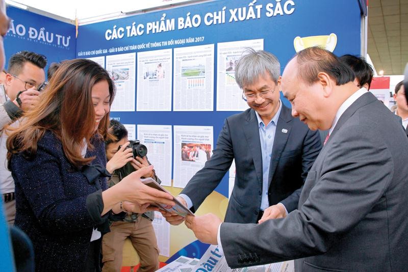 Thủ tướng Chính phủ Nguyễn Xuân Phúc xem các ấn phẩm của Báo Đầu tư.