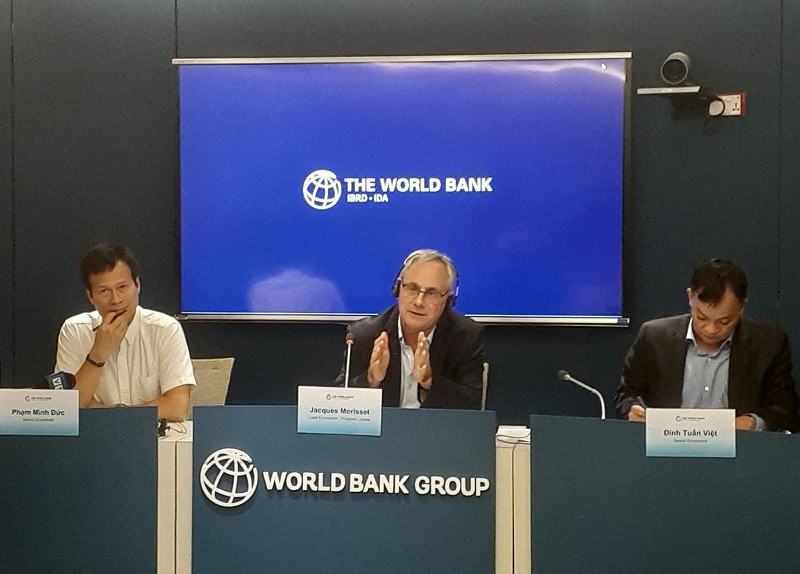 Các chuyên gia Ngân hàng Thế giới trao đổi tại cuộc họp báo công bố báo cáo cập nhật kinh tế Đông Á - Thái Bình Dương tổ chức ngày 10/10 tại Hà Nội.