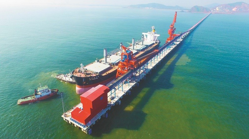 Cảng chuyên dùng xi măng The Vissai xã Nghi Thiết, huyện Nghi Lộc có diện tích sử dụng khoảng 407,15 ha đang là một 'cú huých' cho Nghệ An phát triển hệ thống hạ tầng cảng biển nhằm phát triển kinh tế khu vực. Ảnh MH