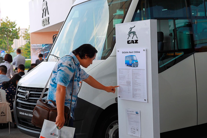 Một khách hàng đang đọc thông tin về mẫu xe buýt 19 chỗ ngồi GAZelle NEXT Citiline tại Vietnam AutoExpo 2018. Ảnh: Chí Cường