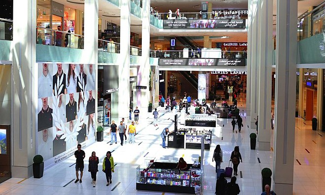 Khách hàng mua sắm trong trung tâm thương mại Dubai Mall. Ảnh: Bloomberg