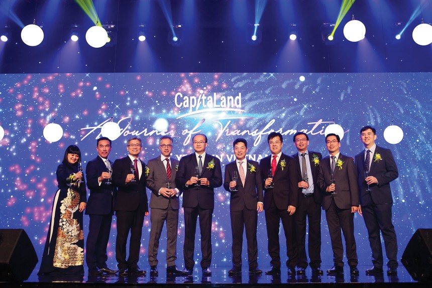 Các khách mời danh dự cùng chia sẻ khoảnh khắc đánh dấu cột mốc 25 năm phát triển của CapitaLand tại Việt Nam