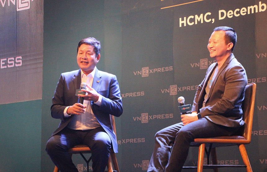 Ông Trương Gia Bình đối thoại cùng nhà sáng lập/Chủ tịch Tiki trong một cuộc thi khởi nghiệp vừa được tổ chức tại TP.HCM (Ảnh: Hồng Phúc).