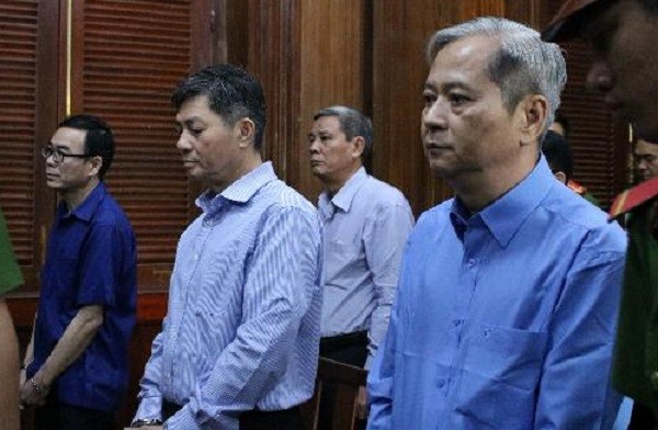 Nguyễn Hữu Tín (ngoài cùng bên phải) và các đồng phạm trong phiên xét xử ngày 30/12