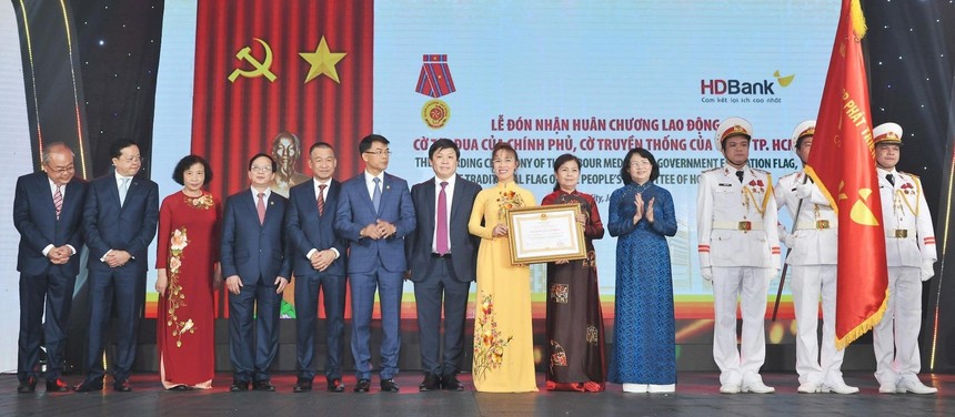 Bà Đặng Thị Ngọc Thịnh - Phó Chủ tịch nước trao Huân chương Lao động cho Ban lãnh đạo HDBank.