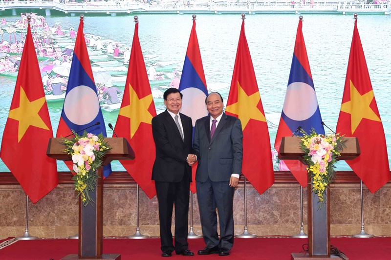 Thủ tướng Nguyễn Xuân Phúc và Thủ tướng Thongloun Sisoulith họp báo sau kỳ họp (Ảnh: Đức Trung)