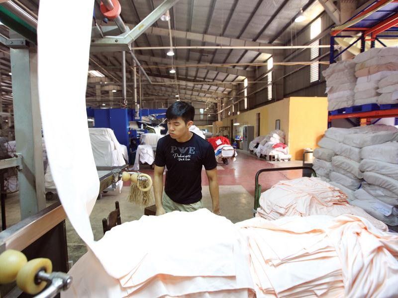 Các doanh nghiệp dệt may chọn cách bắt tay với đối tác để sản xuất vải, nhằm hưởng ưu đãi từ các FTA. Ảnh: Đức Thanh