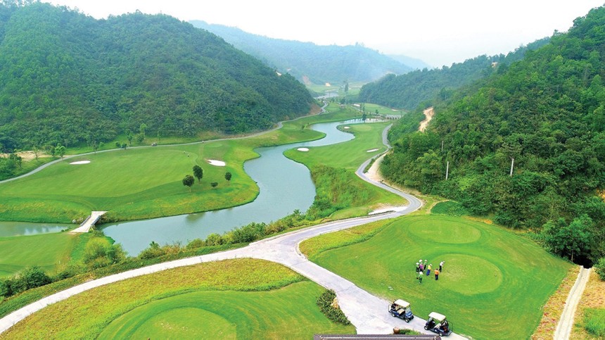 Hilltop Valley Golf Club được đánh giá là một trong những sân golf có địa hình đẹp và thách thức bậc nhất Việt Nam