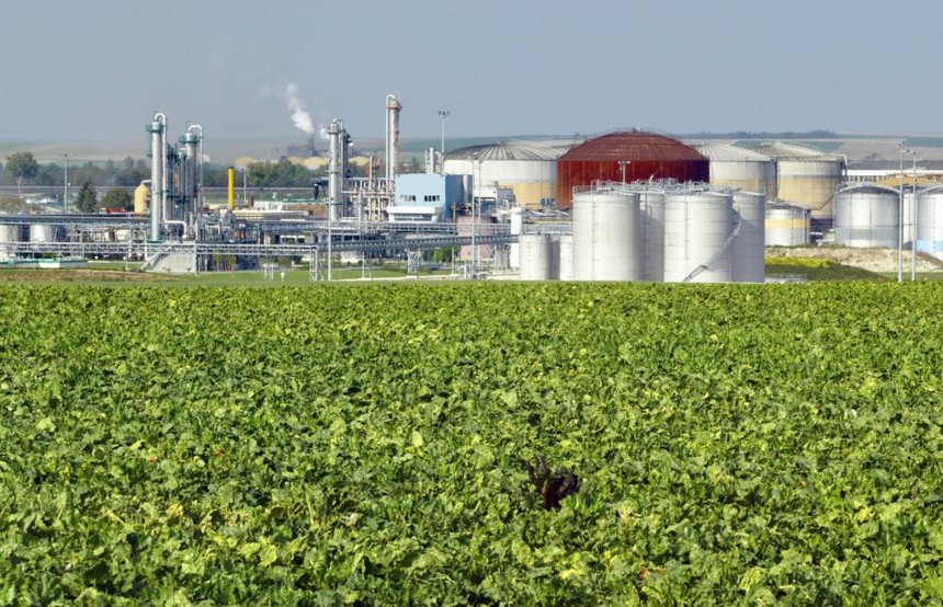 Cơ quan Năng lượng Quốc tế cho rằng đầu tư thêm vào phát triển nhiên liệu sạch là giải pháp quan trọng cho việc cắt giảm phát thải. Trong ảnh: Khu vực bể chứa ethanol tại nhà máy tinh luyện đường Arcis-sur-Aube miền Đông nước Pháp. Nguồn: AFP