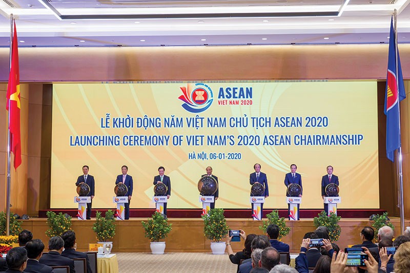 Thủ tướng Nguyễn Xuân Phúc cùng các thành viên Chính phủ nhấn nút khai trương website ASEAN 2020, khởi động cho năm đối ngoại “bận rộn” của Việt Nam. Ảnh: Chí Cường