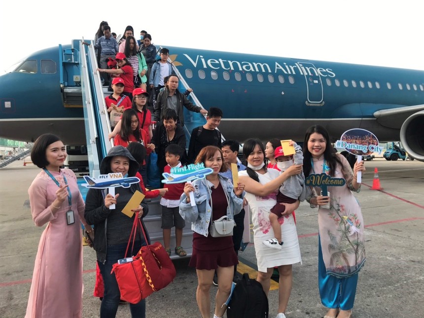 Chào đón các vị khách đầu tiên bay đến Đà Nẵng trong năm Canh Tý 2020 trên chuyến bay VN110 của Vietnam Airlines
