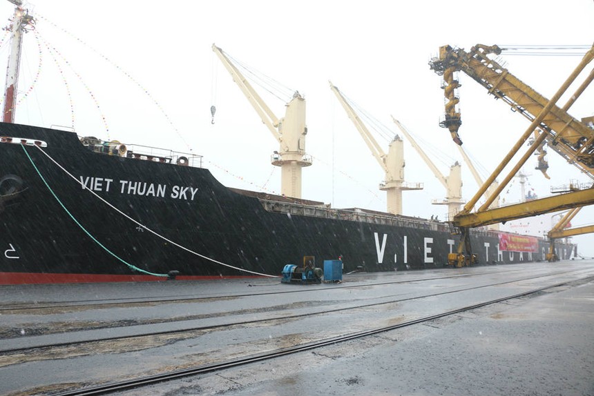 Sáng mùng 1 Tết, Tàu Viet Thuan Sky xông Cảng Cẩm Phả bốc rót 45.000 tấn than chở đi tiêu thụ. Ảnh: Phạm Tăng.