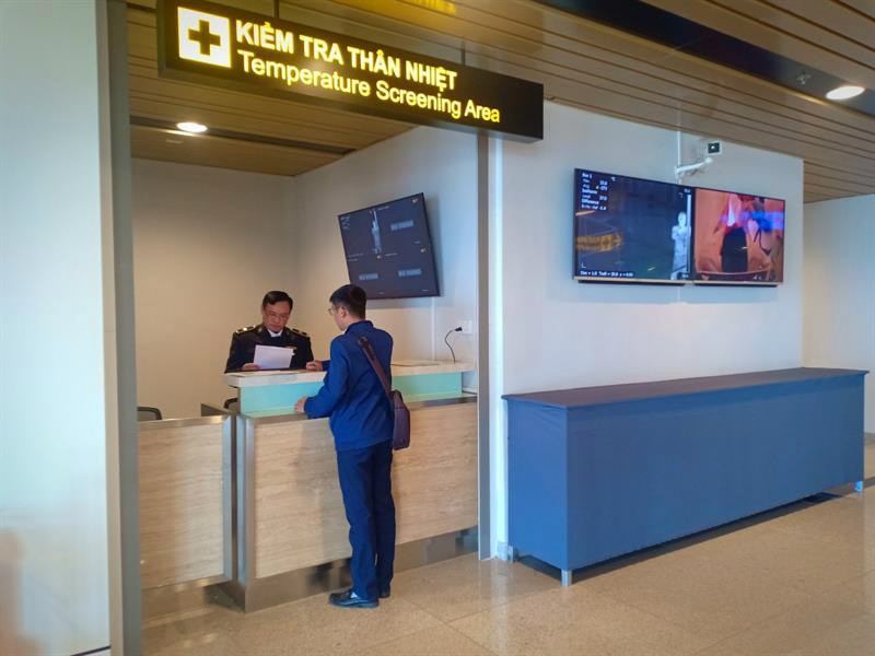 Kiểm tra thân nhiệt hành khách nhập cảnh tại Cảng hàng không quốc tế Vân Đồn. Ảnh: Minh Vương, Trung tâm Kiểm dịch y tế    quốc tế Quảng Ninh