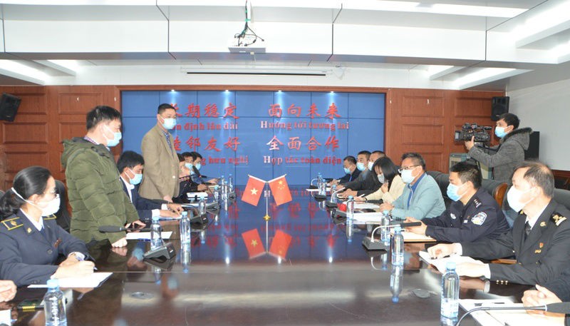 Đoàn đại biểu của chính quyền 2 thành phố hội đạm tại Ban Quản lý Cửa khẩu Đông Hưng (Trung Quốc). Ảnh: Thu Hằng - Trung tâm TTVH Móng Cái.