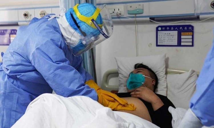 Một người nhiễm nCoV được điều trị tại bệnh viện ở tỉnh Sơn Đông, Trung Quốc ngày 28/1. Ảnh: AFP.