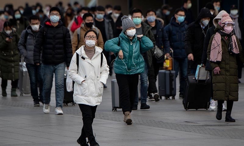 Hành khách các tỉnh đổ về Nhà ga Bắc Kinh hôm 1/2. Ảnh: AFP