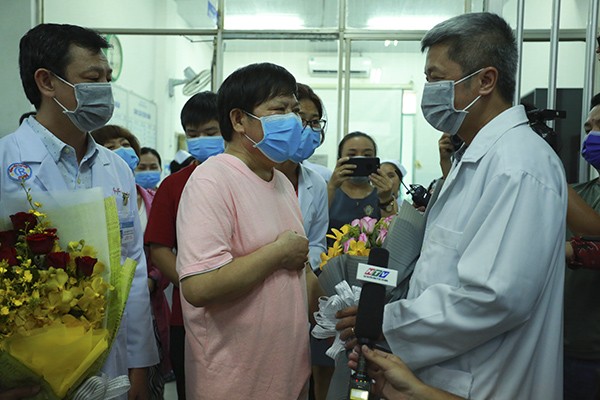 Sau 3 tuần điều trị tại Bệnh viện Chợ Rẫy TP.HCM, bệnh nhân Li Ding đã âm tính với Covid-19 và chính thức được xuất viện (ảnh: Trọng Tín)