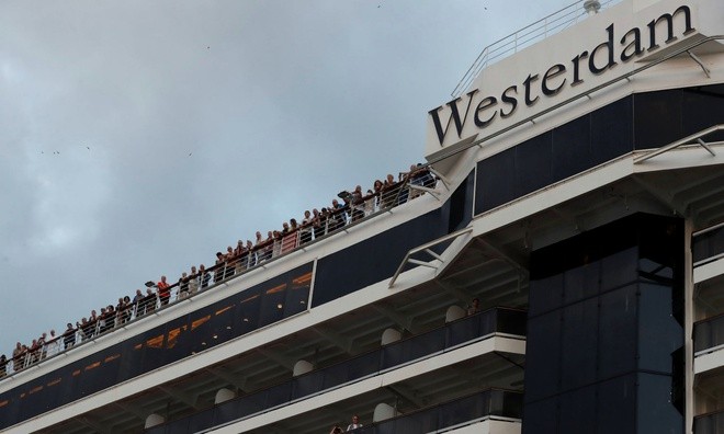 Sau khi tàu Westerdam cập cảng ở Campuchia, 236 hành khách và 747 thủy thủ đoàn vẫn ở trên tàu. Ảnh: Reuters.