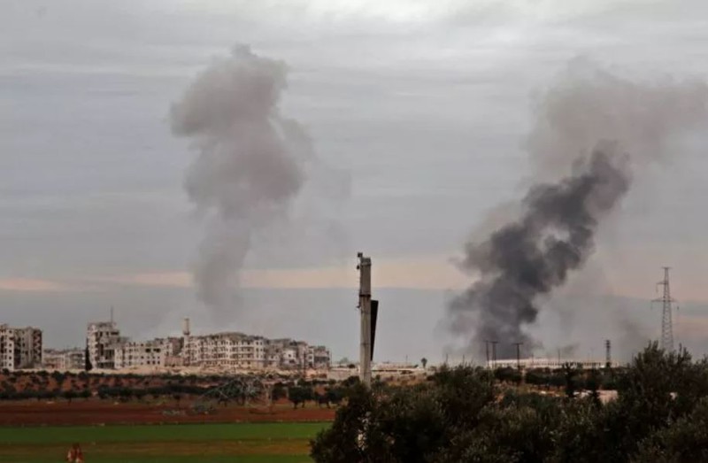 Khói bốc lên từ một địa điểm bị không kích ở tỉnh Idlib nằm ở tây bắc Syria ngày 11/2/2020. Ảnh: AFP.