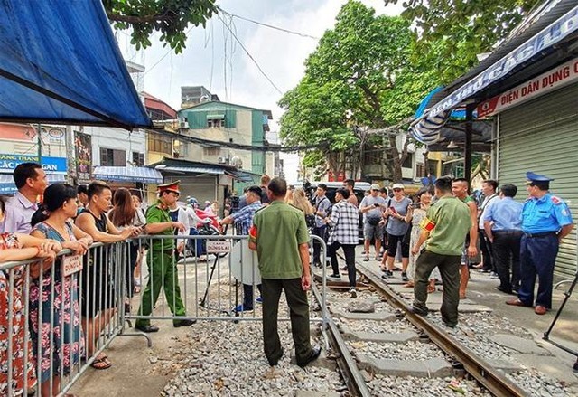 Tháng 10/2019, Hà Nội đã ra quân giải tán các quán cà phê sát đường tàu. Ảnh minh họa