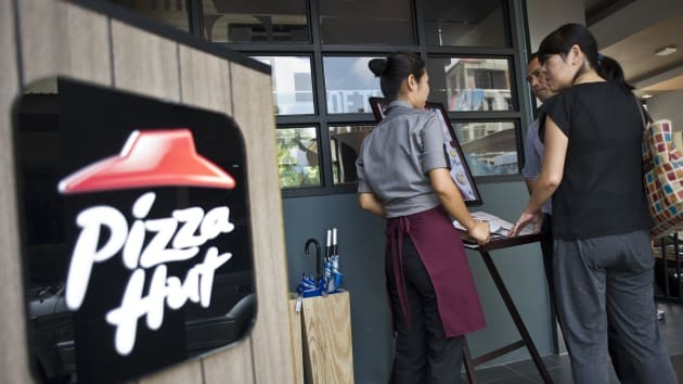 NPC International - đơn vị được nhượng quyền kinh doanh thương hiệu Pizza Hut lớn nhất nước Mỹ - đang đàm phán giãn nợ với các bên cho vay sau nhiều tháng doanh thu bết bát. Ảnh: AFP