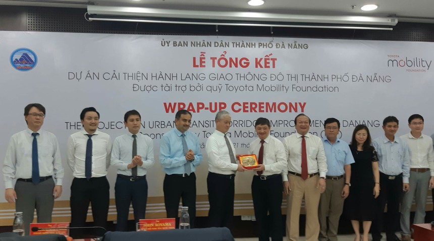 Phó chủ tịch UBND thành phố Đà Nẵng Đặng Việt Dũng tặng quà lưu niệm cho ông Shin Aoyama.