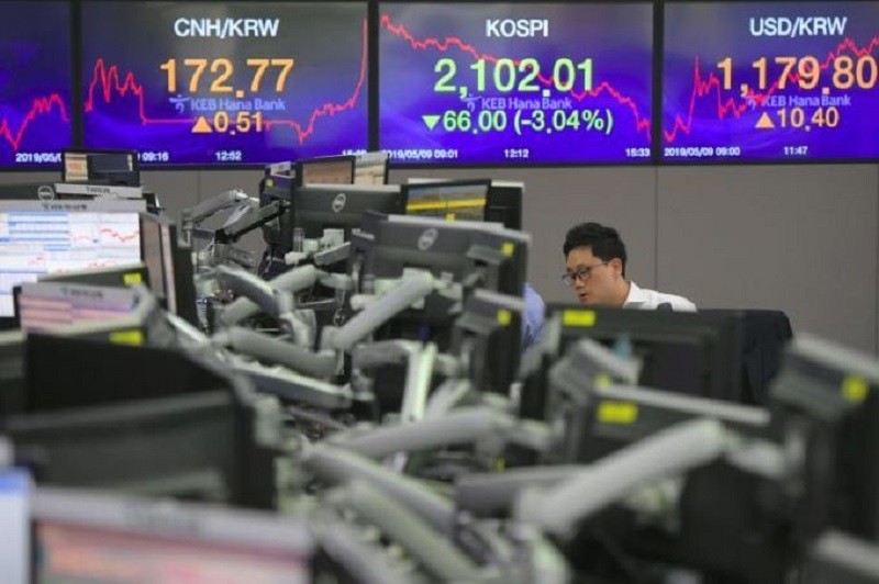 Chỉ số Kospi của Hàn Quốc mất 3,03% trong phiên giao dịch sáng nay 24/2. Ảnh: AFP