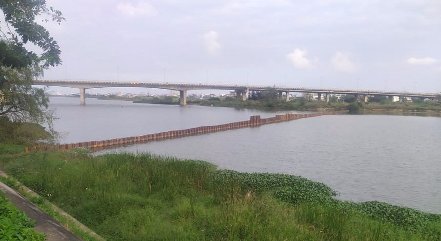 Thành phố Đà Nẵng triển khai tuyến đê ngăn mặn trên sông Cẩm Lệ.