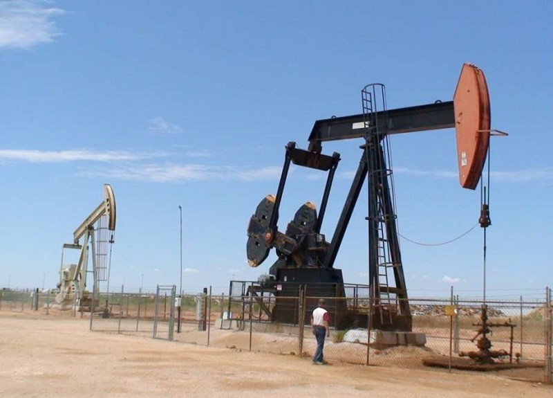 Giới chuyên gia lo ngại mất cân bằng cung-cầu dầu mỏ khó cứu vãn sau khi Saudi Arabia và Nga khơi mào cuộc chiến giá dầu trong bối cảnh nhu cầu nhiên liệu bị "đóng băng" bởi dịch Covid-19. Ảnh: AFP