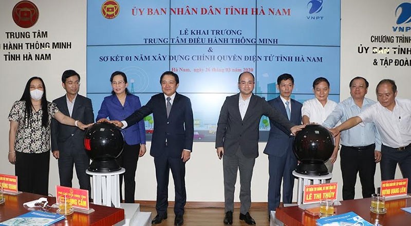 Lãnh đạo tỉnh Hà Nam và đại diện Tập đoàn VNPT nhấn nút khai trương Trung tâm điều hành thông minh tỉnh ngày 26/3.
