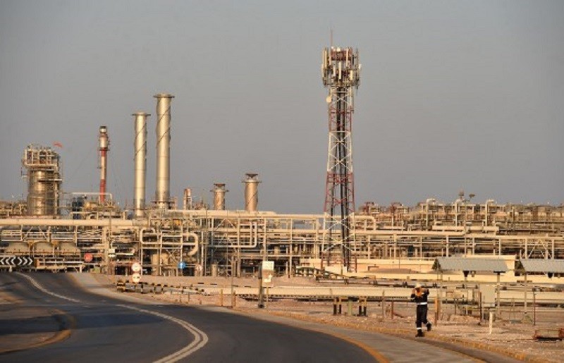 Các nhà phân tích cho rằng việc cắt giảm sản lượng quy mô lớn rất cần sự chung tay của không riêng các thành viên OPEC. Trong ảnh: Nhà máy lọc dầu Abqaiq của tập đoàn năng lượng Aramco tại Saudi Arabia. Ảnh: AFP
