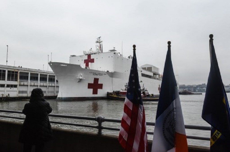Tàu bệnh viện USNS Comfort của hải quân Mỹ với khả năng tiếp nhận tới 1.000 gường bệnh cập bến tại thành phố New York hôm 30/3 để hỗ trợ chống dịch Covid-19. Ảnh: AFP