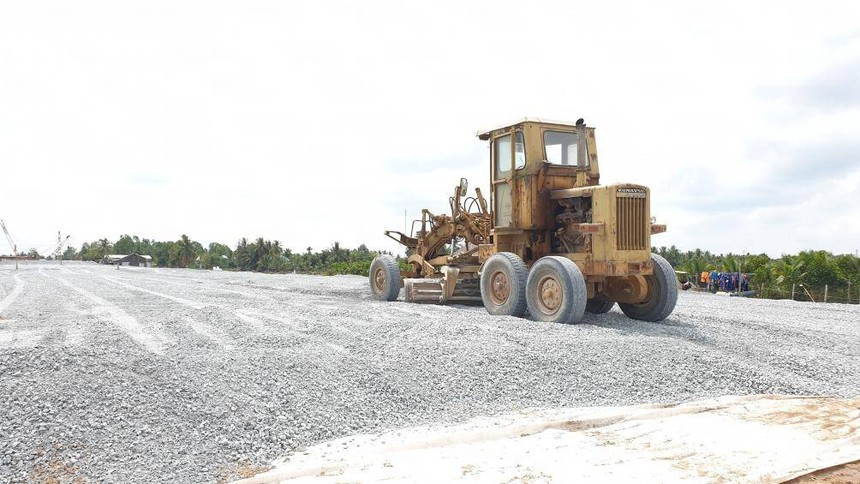 Thi công gia tải nền đất yếu tại Dự án BOT cao tốc Trung Lương - Mỹ Thuận.