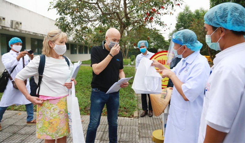 Với 270 ca nhiễm Covid-19 trong 100 triệu dân, hệ số lây nhiễm dịch bệnh ở Việt Nam thuộc nhóm thấp nhất thế giới. Trong ảnh: Đại diện Bệnh viện Trung ương Huế cấp thuốc cho bệnh nhân để tiếp tục điều trị bệnh nền sau khi ra viện.