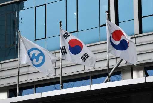 Nền kinh tế Hàn Quốc được dự báo sụt giảm 1,2% trong năm 2020. Ảnh chụp trước trụ sở tập đoàn Hanjin tại thủ đô Seould hôm 27/3. Ảnh: AFP