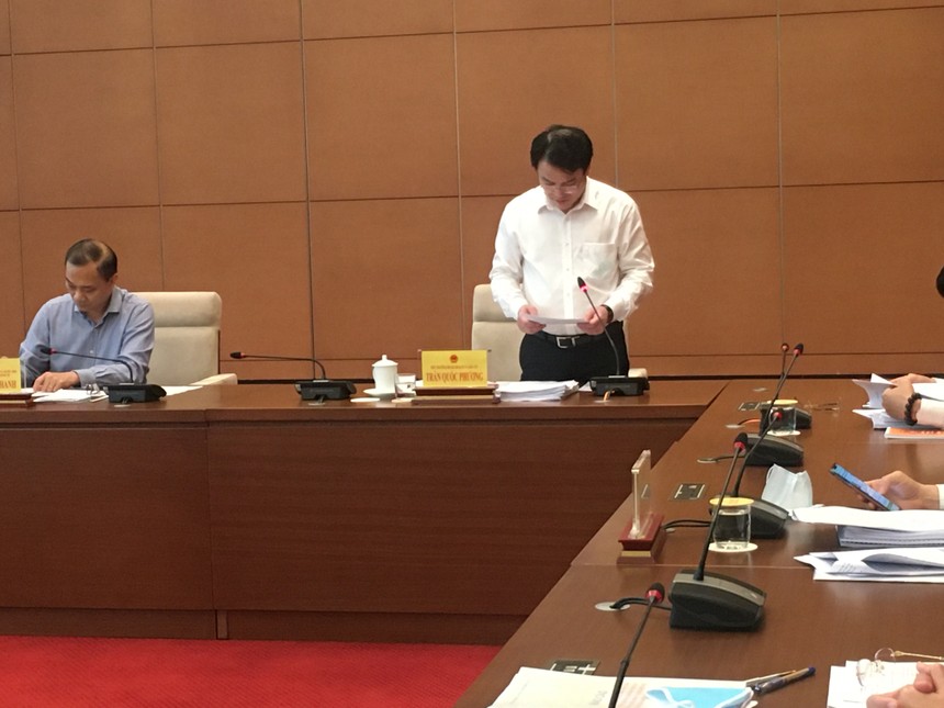 Thứ trưởng Bộ Kế hoạch và đầu tư  Trần Quốc Phương báo cáo tại phiên họp.