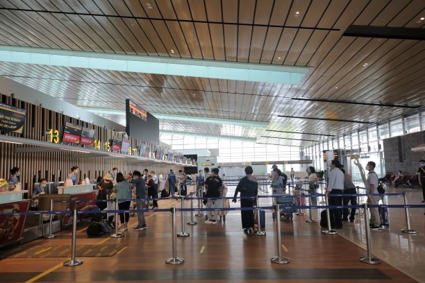 Hành khách làm thủ tục đi TP Hồ Chí Minh từ sân bay Vân Đồn trong sáng ngày 4/5.