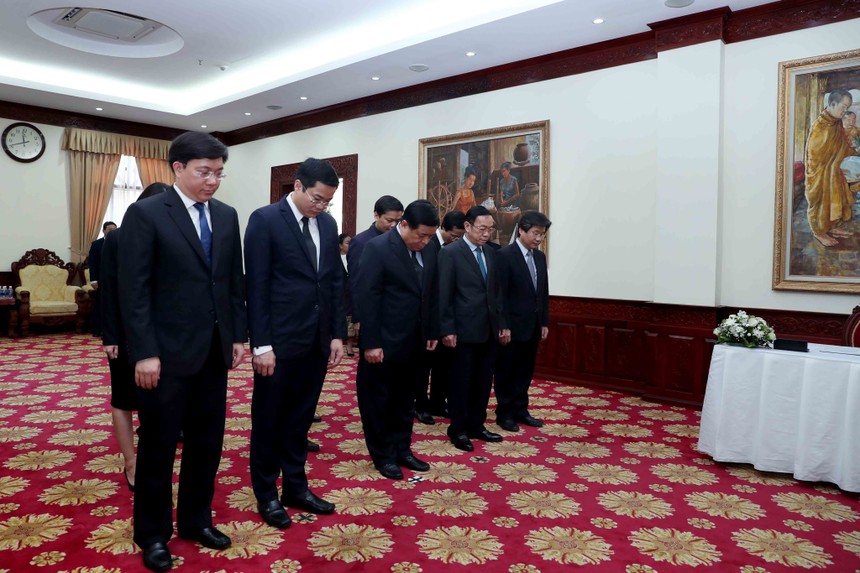 Bộ trưởng Nguyễn Chí Dũng cùng Đoàn đại biểu Bộ Kế hoạch và Đầu tư viếng nguyên Thủ tướng Chính phủ Lào. Ảnh: Đức Trung