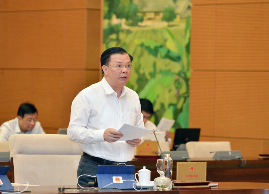 Bộ trưởng Bộ Tài chính Đinh Tiến Dũng trình bày báo cáo (Ảnh: QK)