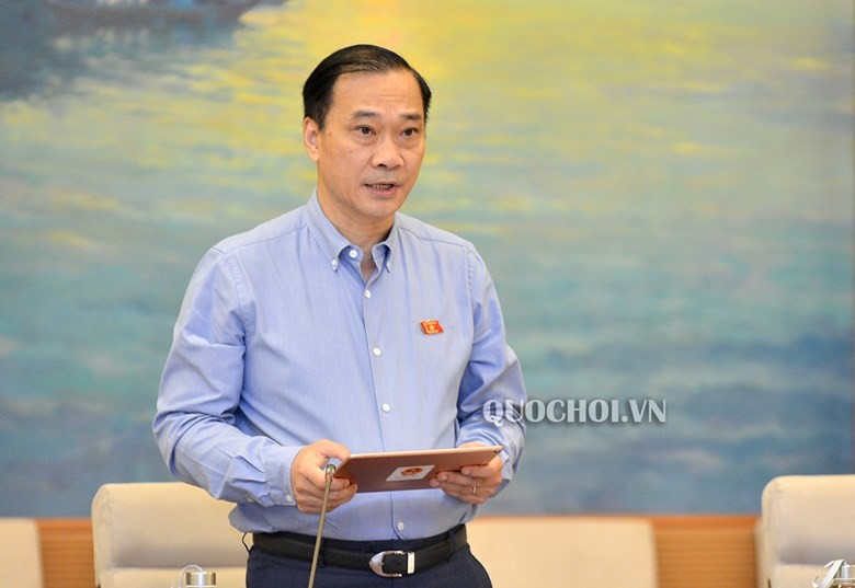 Chủ nhiệm Uỷ ban Kinh tế Vũ Hồng Thanh trình bày báo cáo thẩm tra.