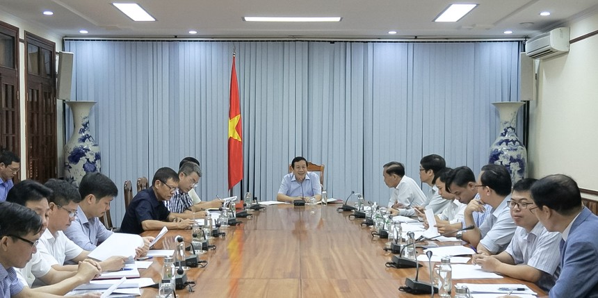 Phó chủ tịch Thường trực UBND tỉnh Quảng Bình Nguyễn Xuân Quang chủ trì cuộc họp và yêu cầu nhà đầu tư phải đảm bảo tiến độ đề ra.