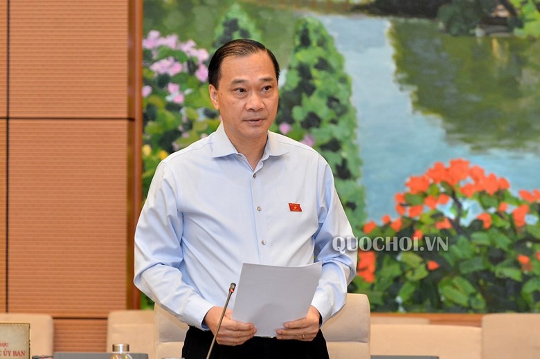 Chủ nhiệm Uỷ ban Kinh tế Vũ Hồng Thanh báo cáo thẩm tra .